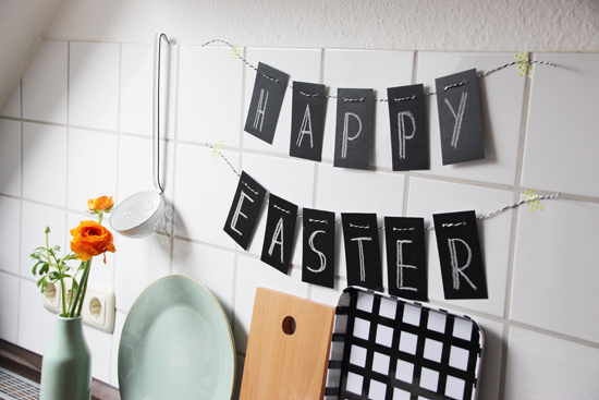 binedoro Blog, DIY, Ostern, Happy Easter, Girlande, Wimpelkette, Tafelfolie, Chulkboard, schwarz-weiß